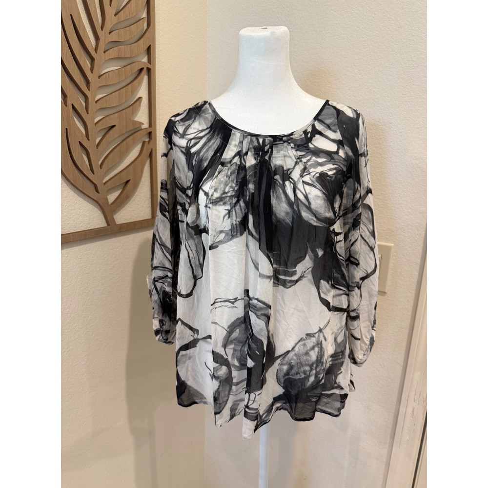 Express Design Studio Black White Abstract Floral 100% Silk Blouse Small 3/4 Slv